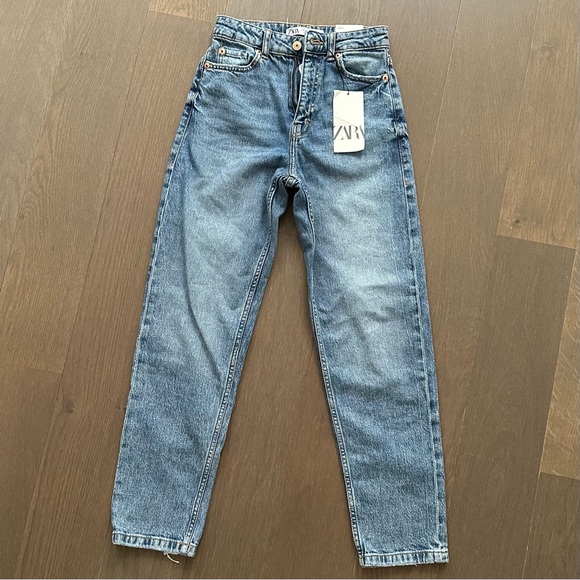 Mom Fit Straight Leg Jeans with High Waist - Picture 4 of 6